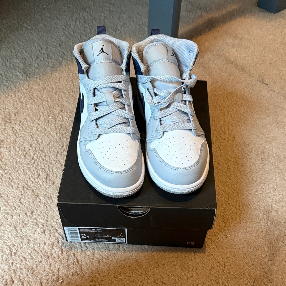 Jordan Kids Sneakers in Gray and White